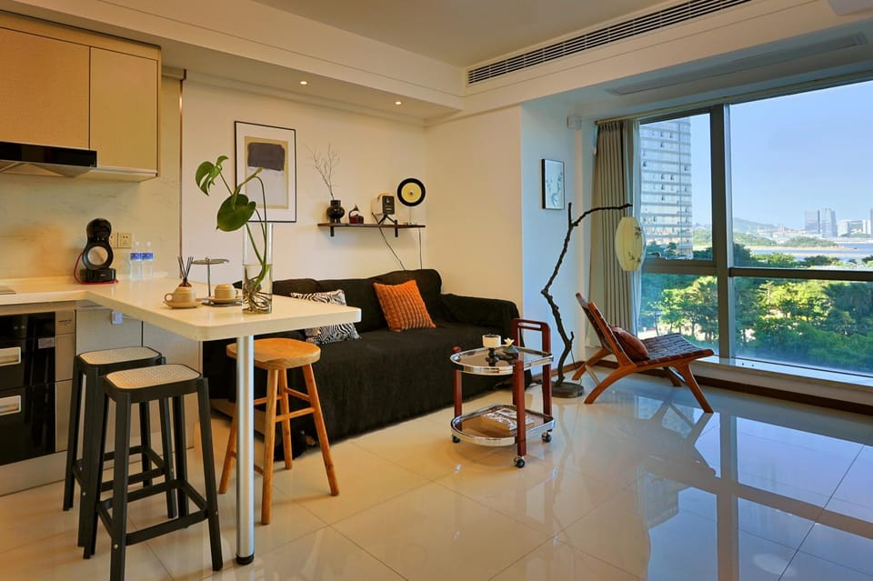 Kitchen or kitchenette, Living room, Seating area, Dining area