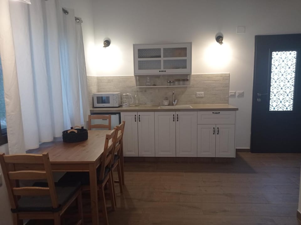 Facade/entrance, Kitchen or kitchenette, Dining area