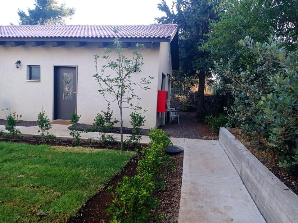 Property building, Facade/entrance, Garden, Garden view