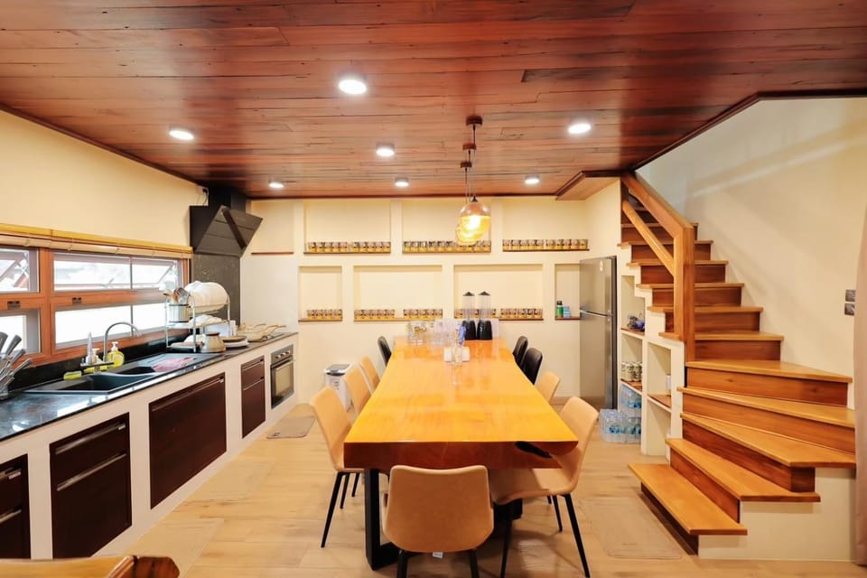 Restaurant/places to eat, Kitchen or kitchenette, Dining area, Family, microwave, kitchen