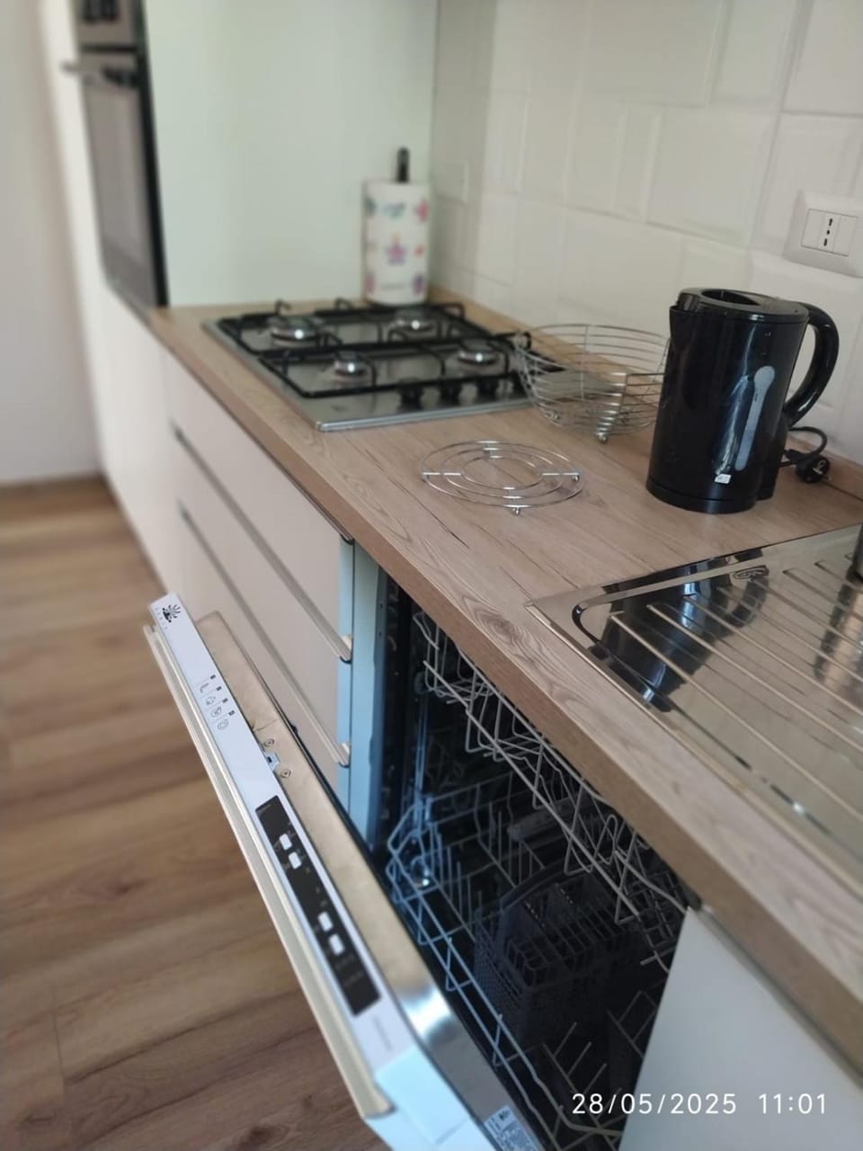 Coffee/tea facilities, Kitchen or kitchenette, stove