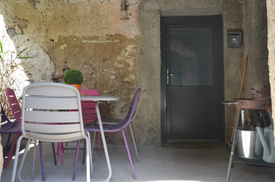 Facade/entrance, BBQ facilities, Balcony/Terrace, Quiet street view