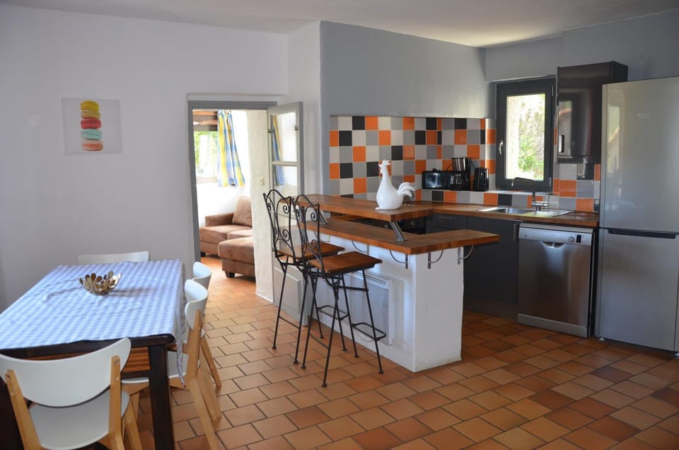 Coffee/tea facilities, Kitchen or kitchenette, Dining area