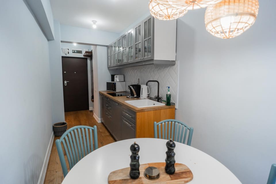 Coffee/tea facilities, Kitchen or kitchenette, Dining area, stove, toaster