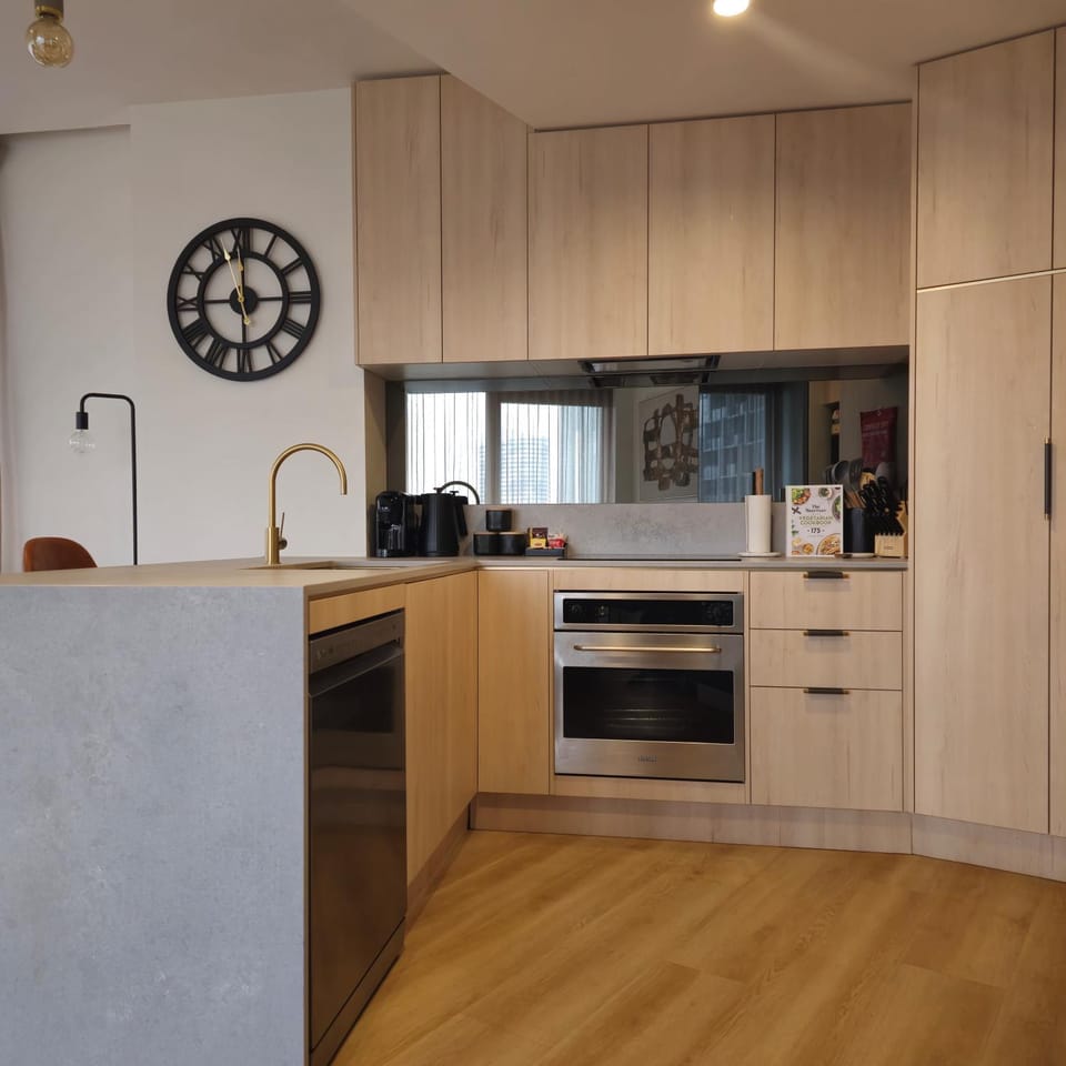 Coffee/tea facilities, Kitchen or kitchenette, dishwasher, oven, stove