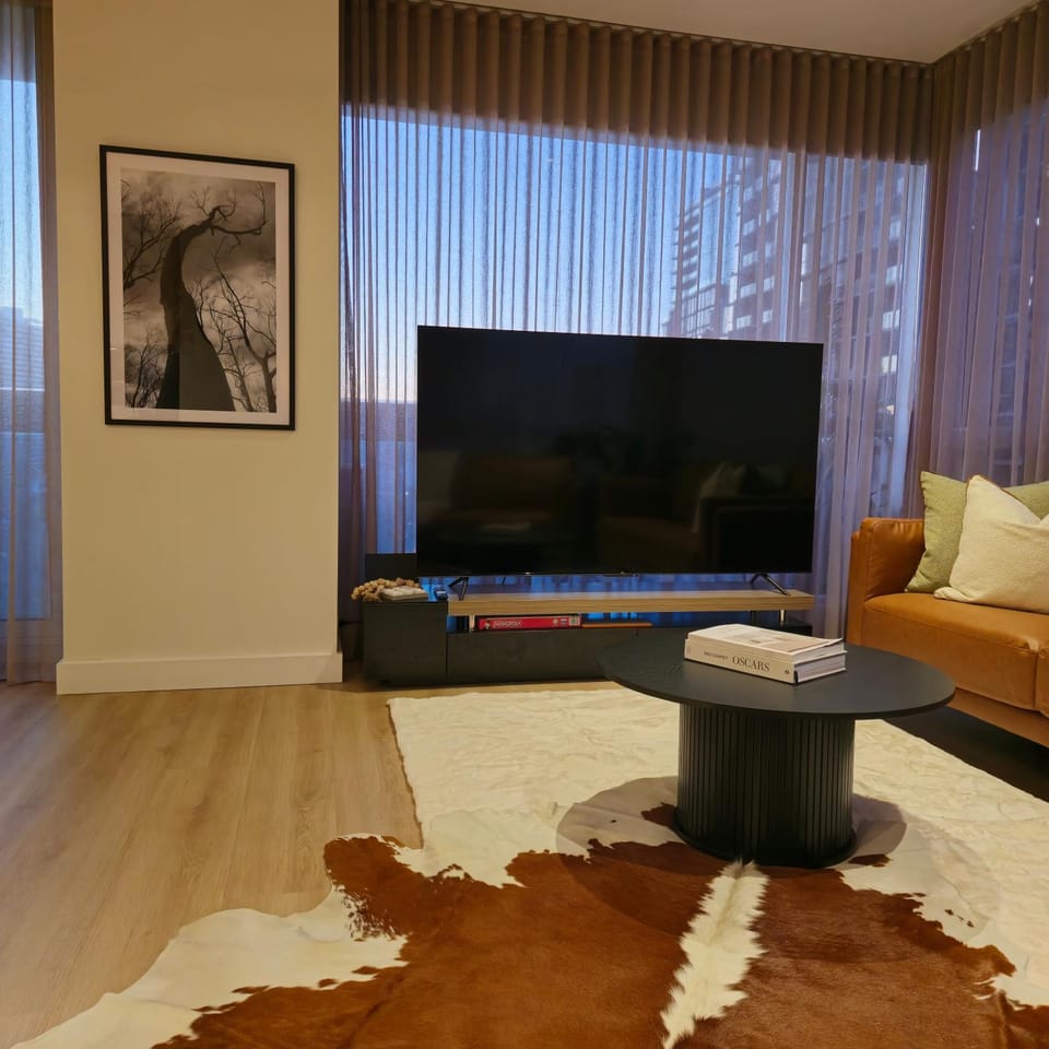 Communal lounge/ TV room, TV and multimedia, Living room, Seating area, Evening entertainment