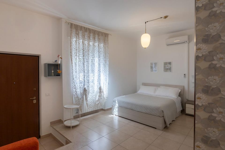 TV and multimedia, Living room, Photo of the whole room, Seating area, Bedroom, towels, air conditioner
