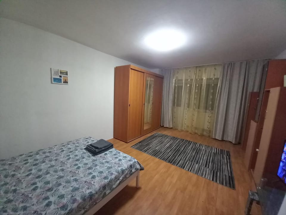 Photo of the whole room, Bedroom, wardrobe