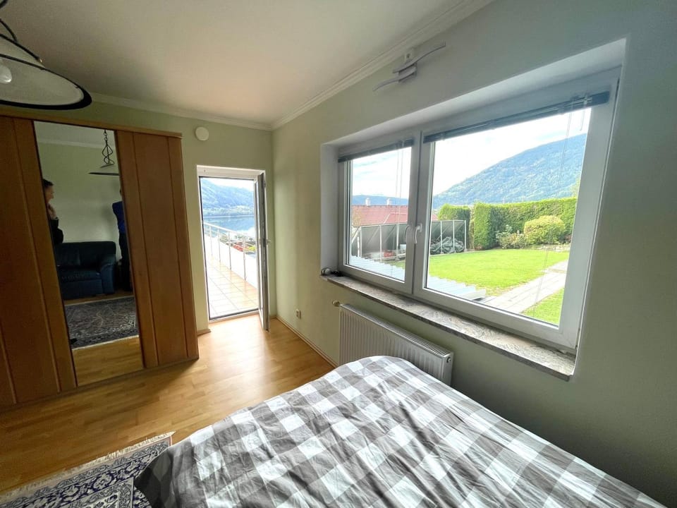 Bedroom, Lake view