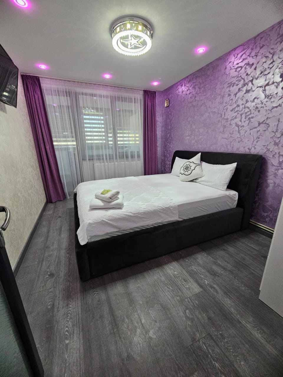 Bed, TV and multimedia, Bedroom, towels
