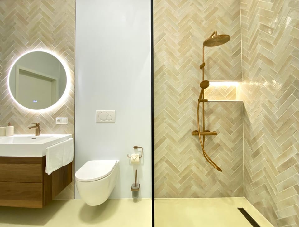 Shower, Toilet, Bathroom, towels