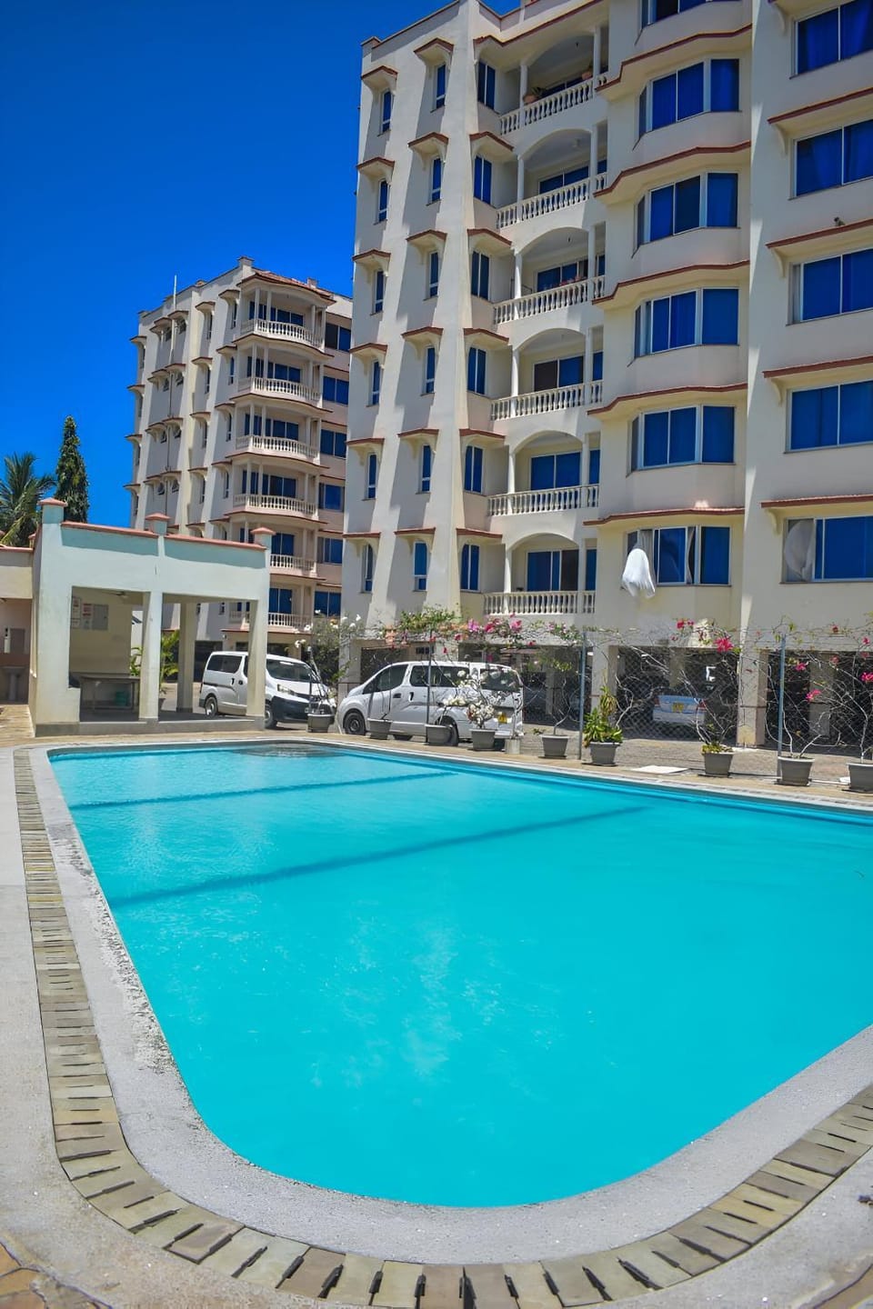 Property building, Pool view, Swimming pool, Parking, sunbed