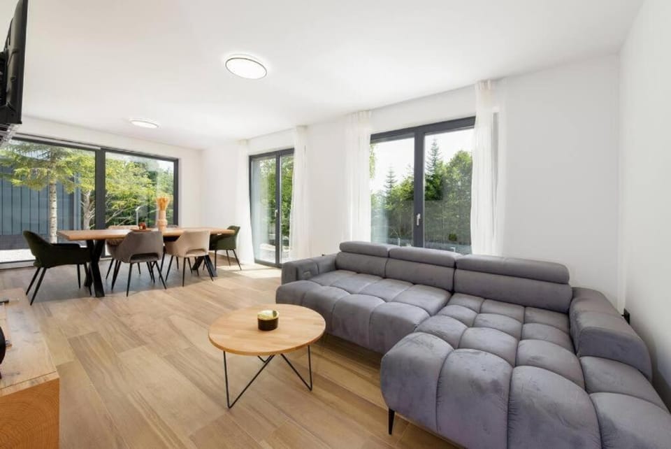 TV and multimedia, Living room, Seating area, Dining area