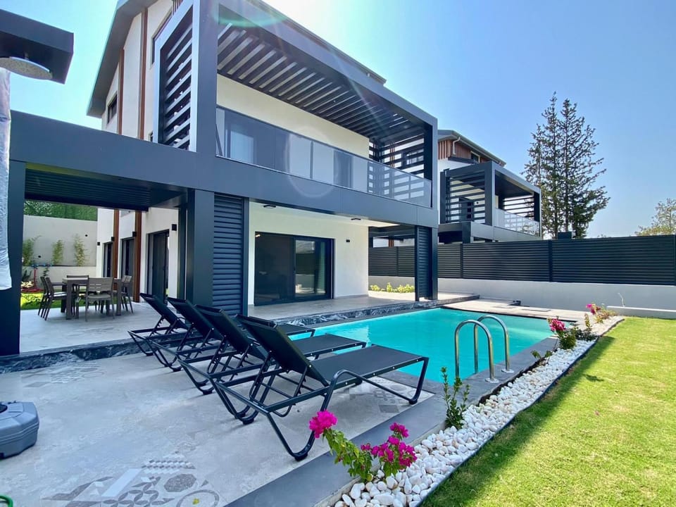 Property building, Patio, Day, Garden, Garden, Garden view, Pool view, Swimming pool, sunbed