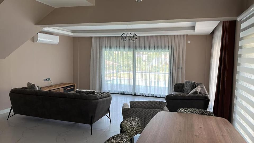 Living room, Seating area, Dining area, air conditioner