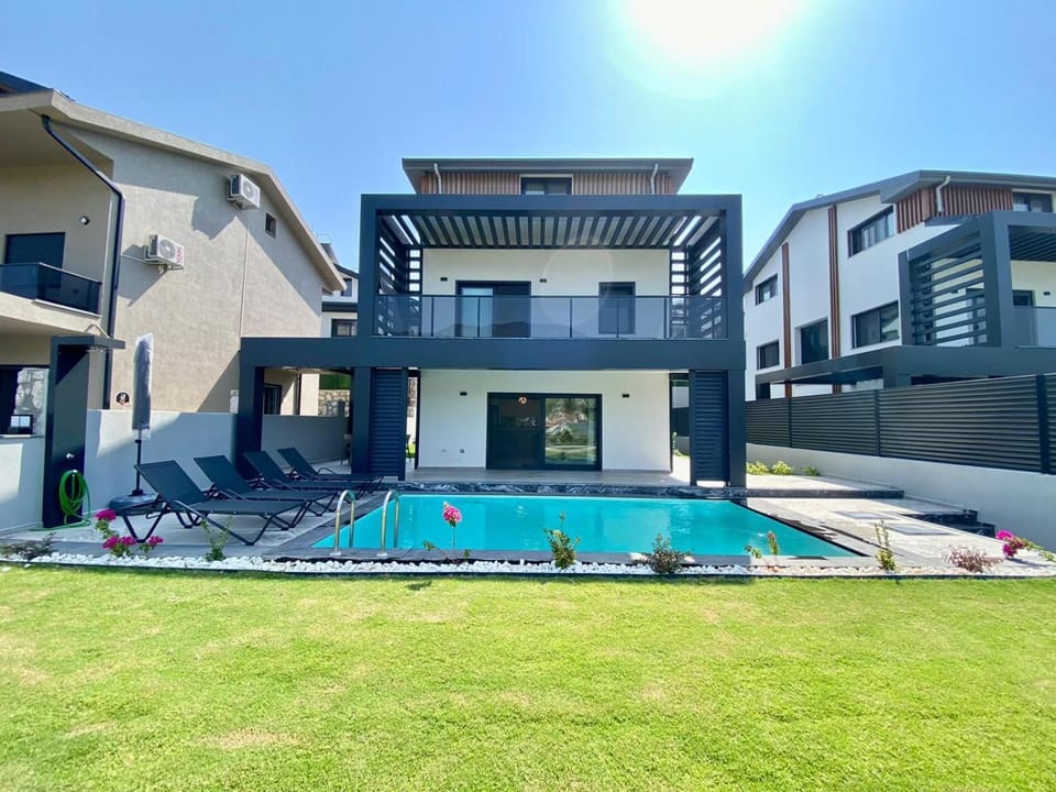 Property building, Day, Garden, Garden, Garden view, Pool view, Swimming pool, sunbed
