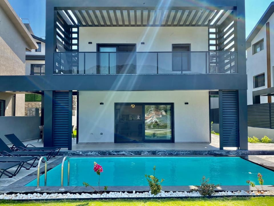 Property building, Day, Pool view, Swimming pool, sunbed