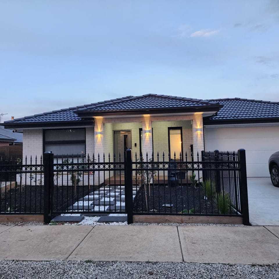 Property building, Facade/entrance, BBQ facilities, Balcony/Terrace, Family, Parking, heating, laundry, washing machine, kitchen, air conditioner