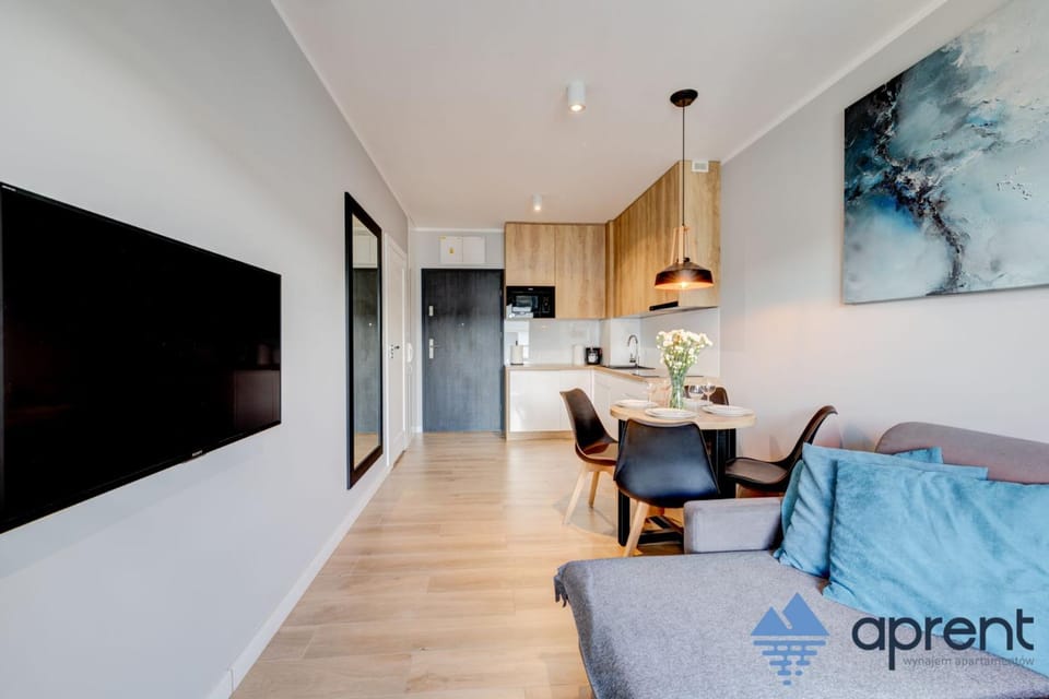 TV and multimedia, Kitchen or kitchenette, Living room, Seating area, Dining area, stove