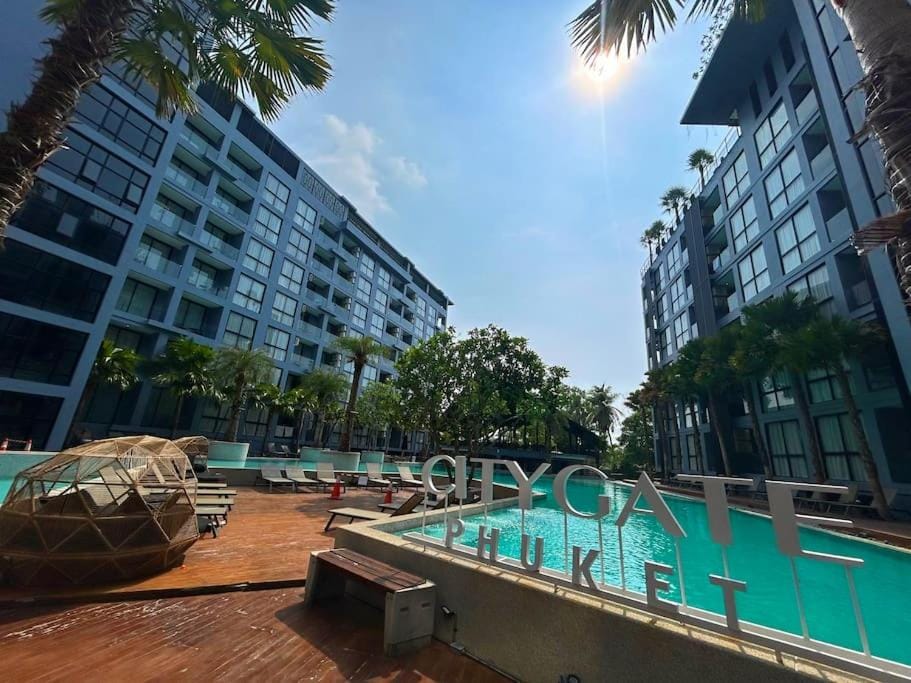 Property building, Day, Pool view, Swimming pool, sunbed
