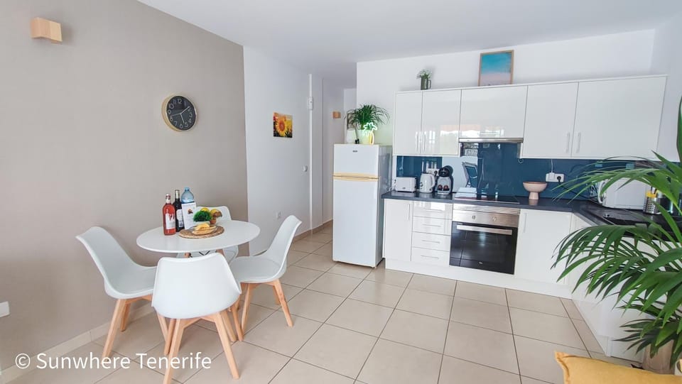 Kitchen or kitchenette, Dining area, oven, stove