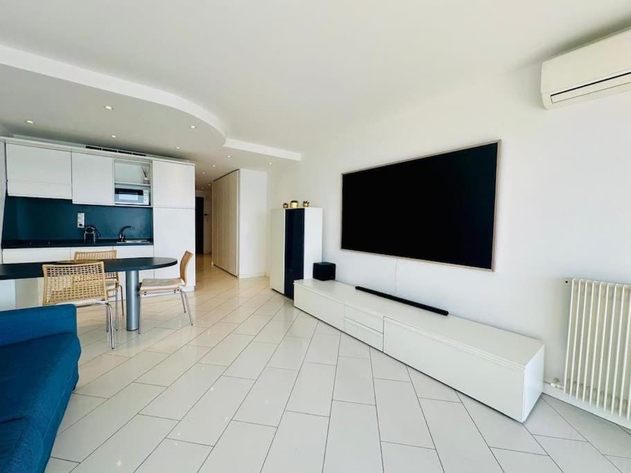 Art de vivre sur la Promenade Apartment in Nice