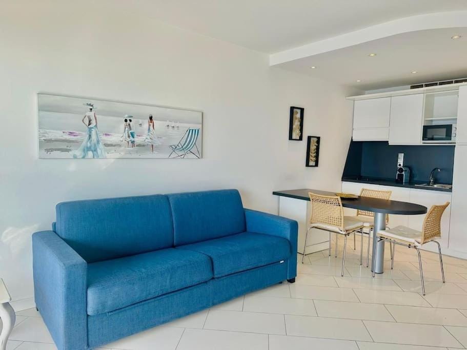 Art de vivre sur la Promenade Apartment in Nice