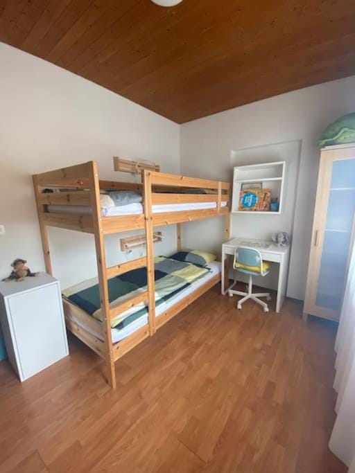 Bedroom, bunk bed