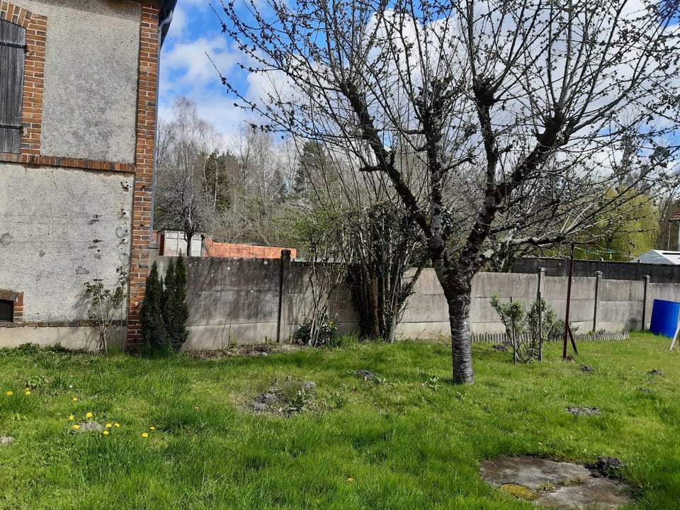 Les Volets rouges House in Centre-Val de Loire