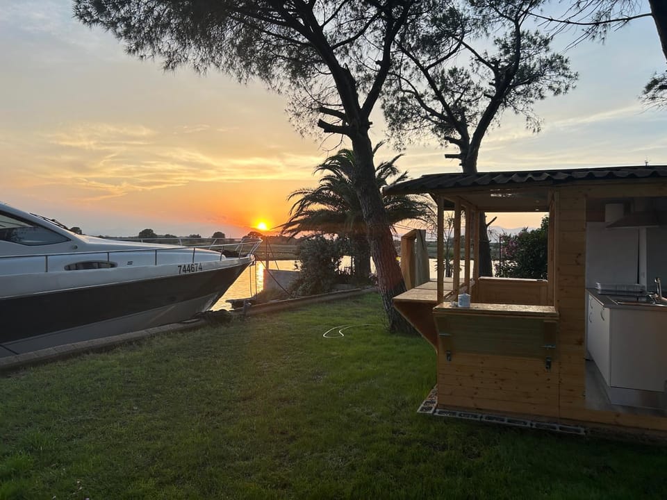 Alojamiento Apartamento Completo Roses Docked boat in Roses