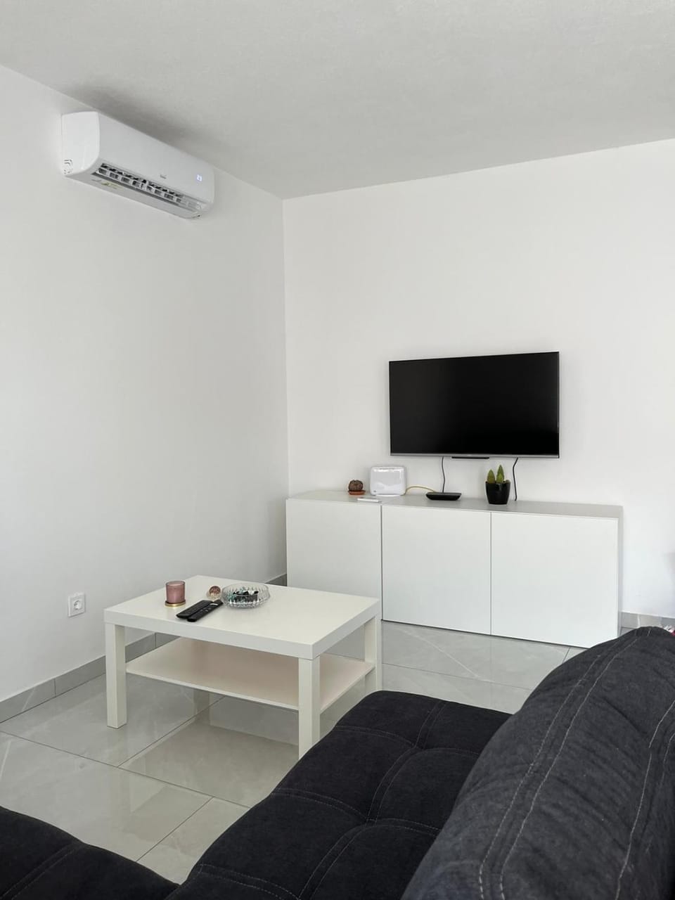 Communal lounge/ TV room, TV and multimedia, Living room, Seating area, Evening entertainment, air conditioner