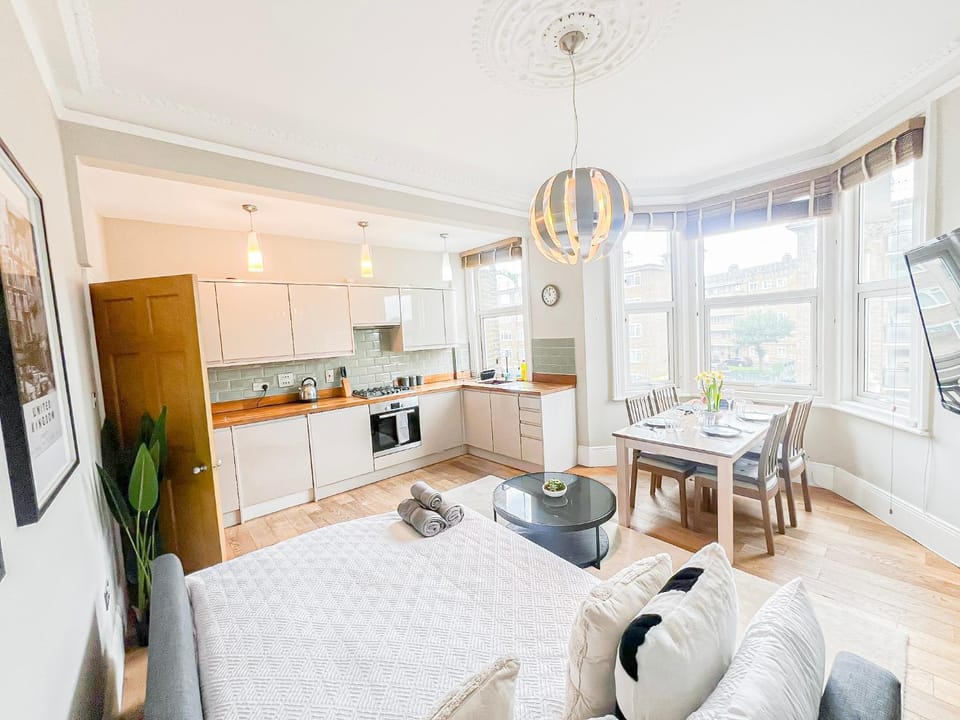 Bed, Kitchen or kitchenette, Living room, Photo of the whole room, Seating area, Dining area, oven, stove