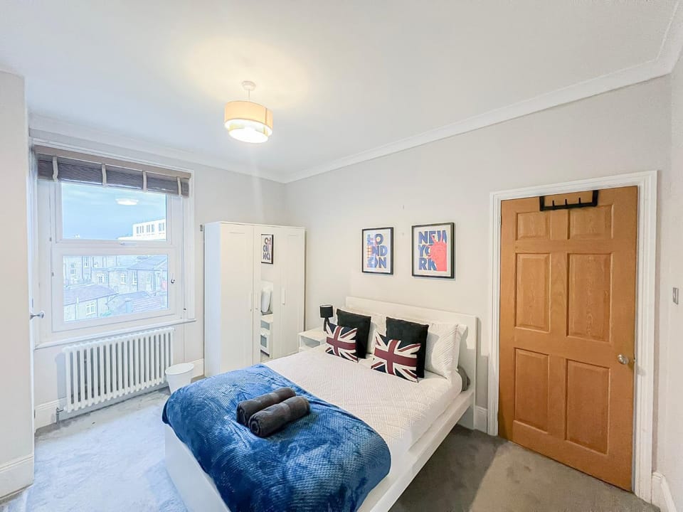 Bed, Photo of the whole room, Seating area, Bedroom, internet, wardrobe