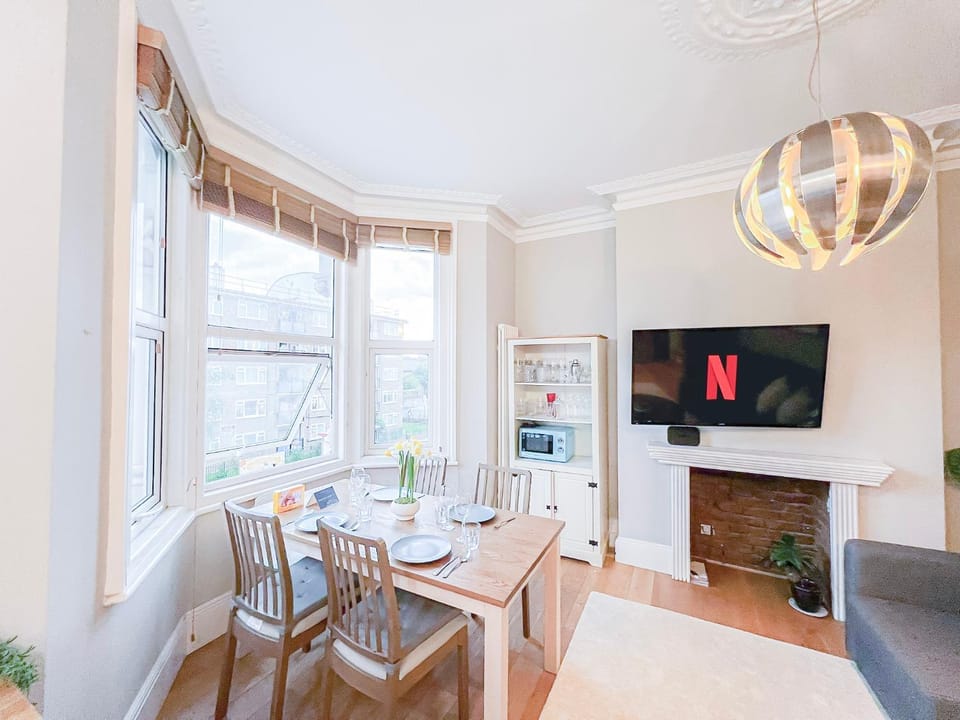 Communal lounge/ TV room, TV and multimedia, Living room, Seating area, Dining area, Evening entertainment