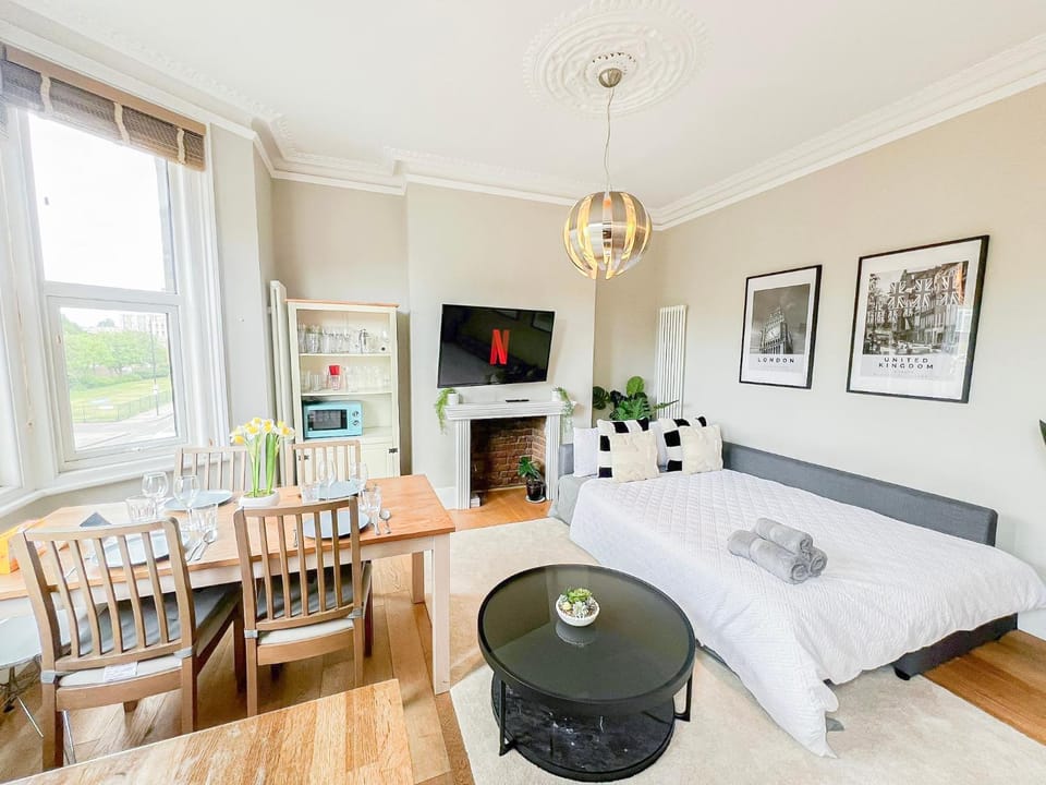 Communal lounge/ TV room, Bed, TV and multimedia, Living room, Photo of the whole room, Seating area, Dining area, Evening entertainment