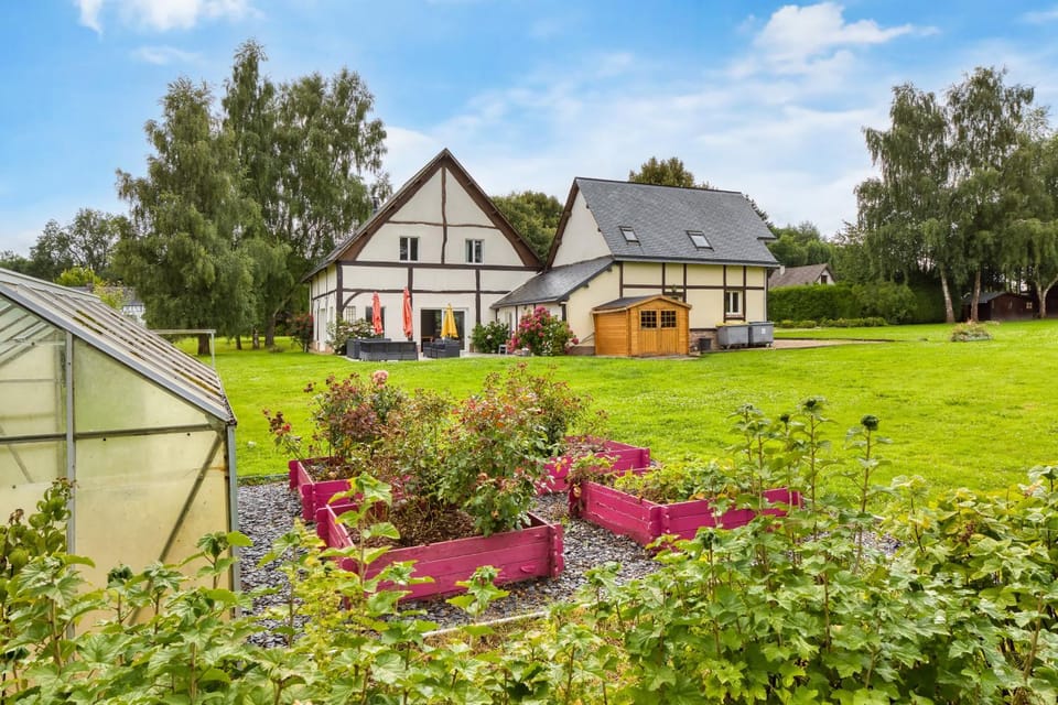 Property building, Spring, Day, Natural landscape, Garden, Garden view, children, Family, wedding
