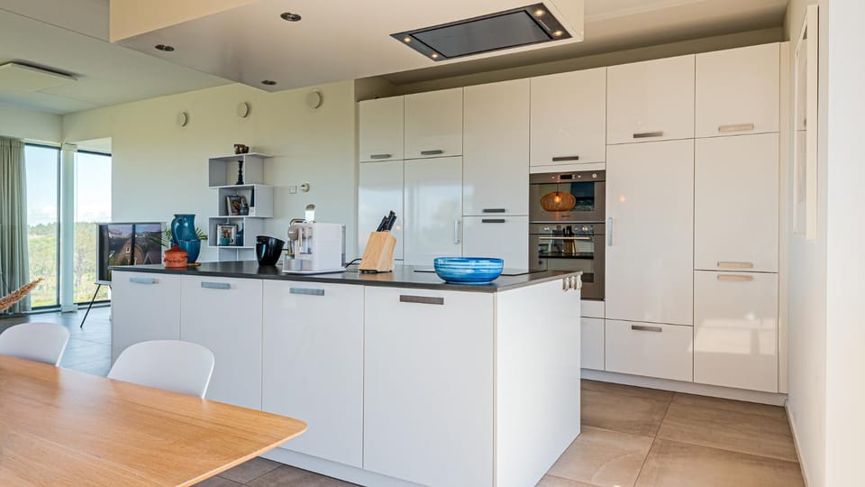 Coffee/tea facilities, Kitchen or kitchenette, Dining area, oven, stove, toaster