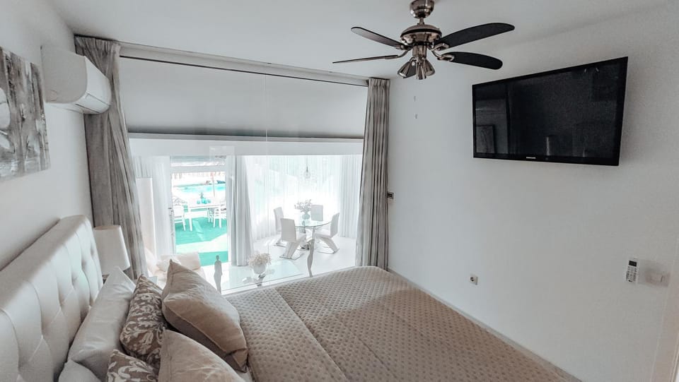 Bed, TV and multimedia, Bedroom