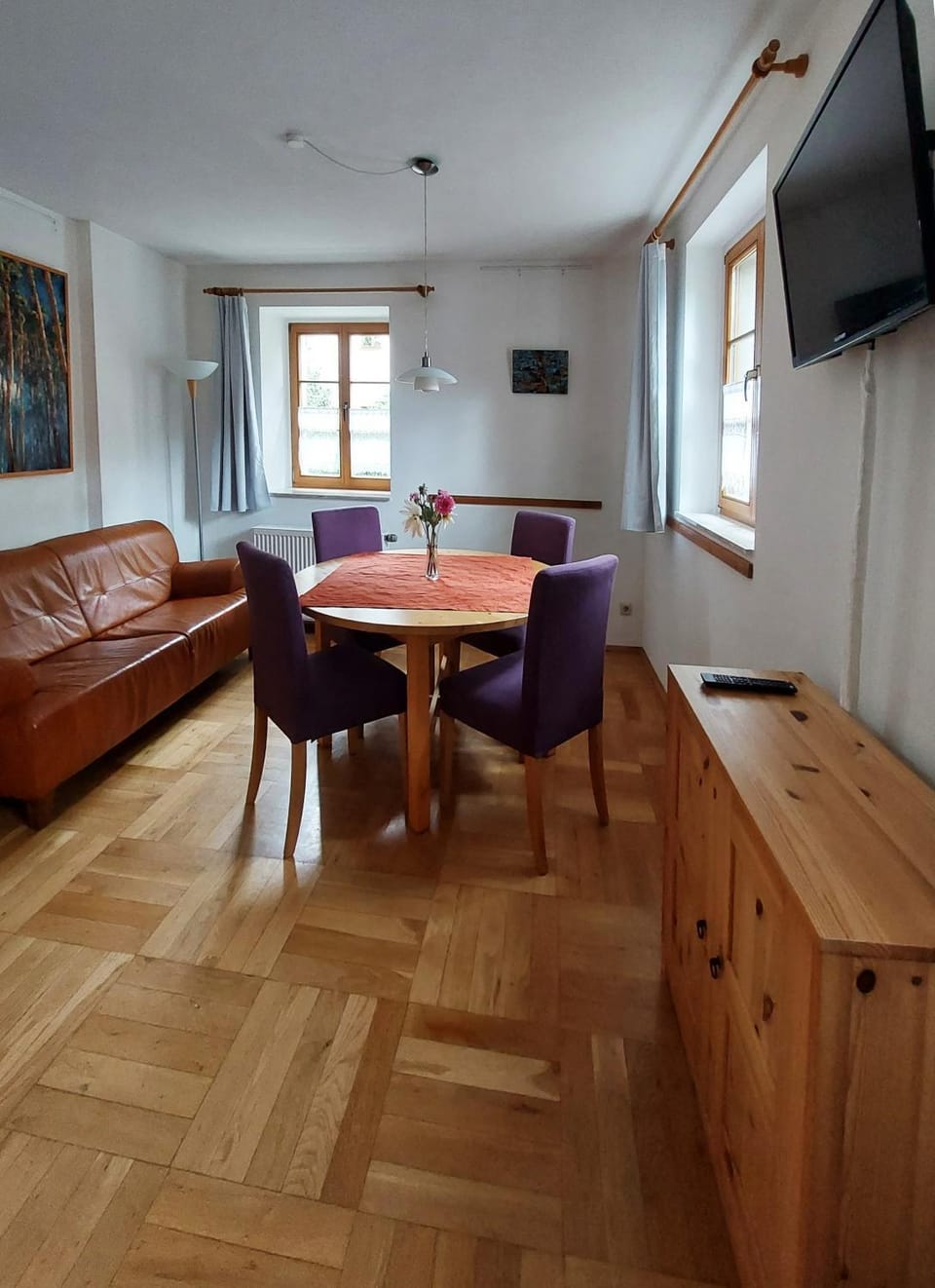 TV and multimedia, Living room, Seating area, Dining area