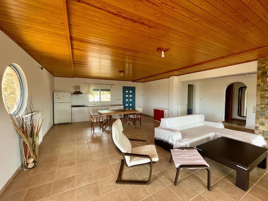 Photo of the whole room, Seating area