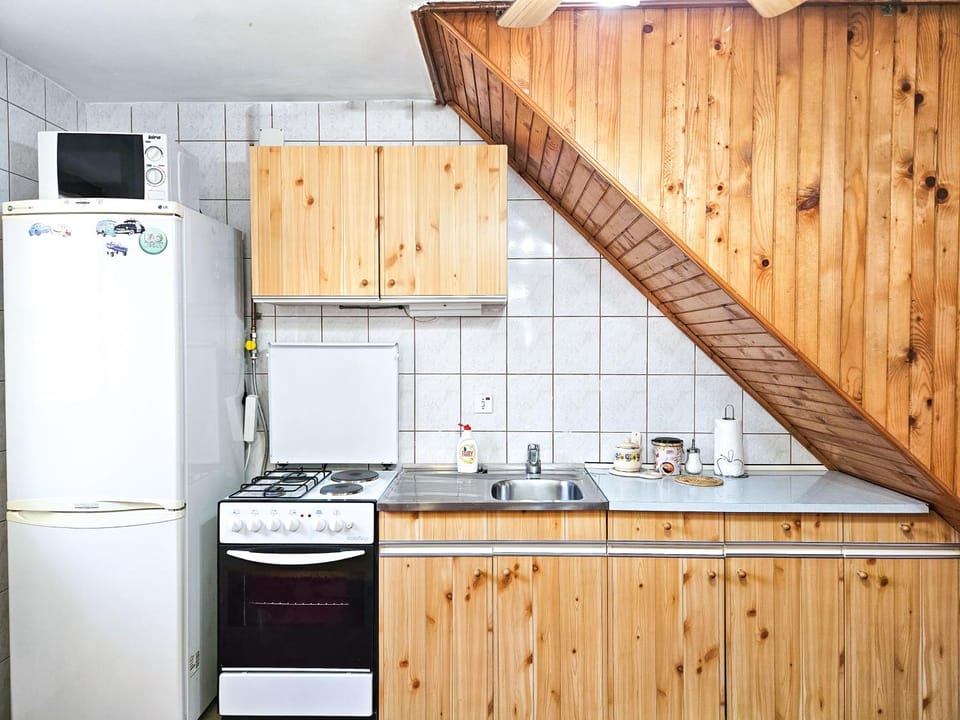 Sarajevo Pine Hideaway - Free Private Parking House in Federation of Bosnia and Herzegovina