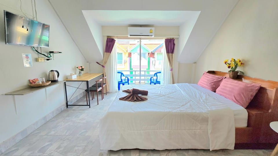 Bed, TV and multimedia, Living room, Photo of the whole room, Seating area, Bedroom, towels, air conditioner