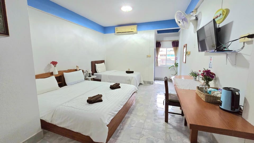 Bed, TV and multimedia, Living room, Photo of the whole room, Seating area, Dining area, Bedroom, towels, air conditioner