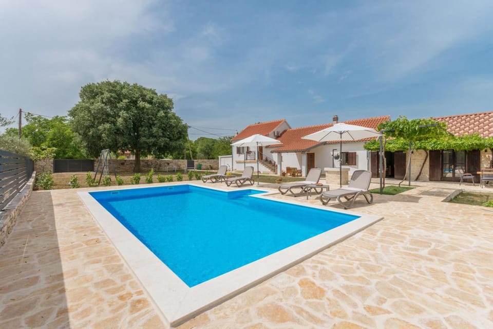 Property building, Patio, Day, Pool view, Swimming pool, sunbed