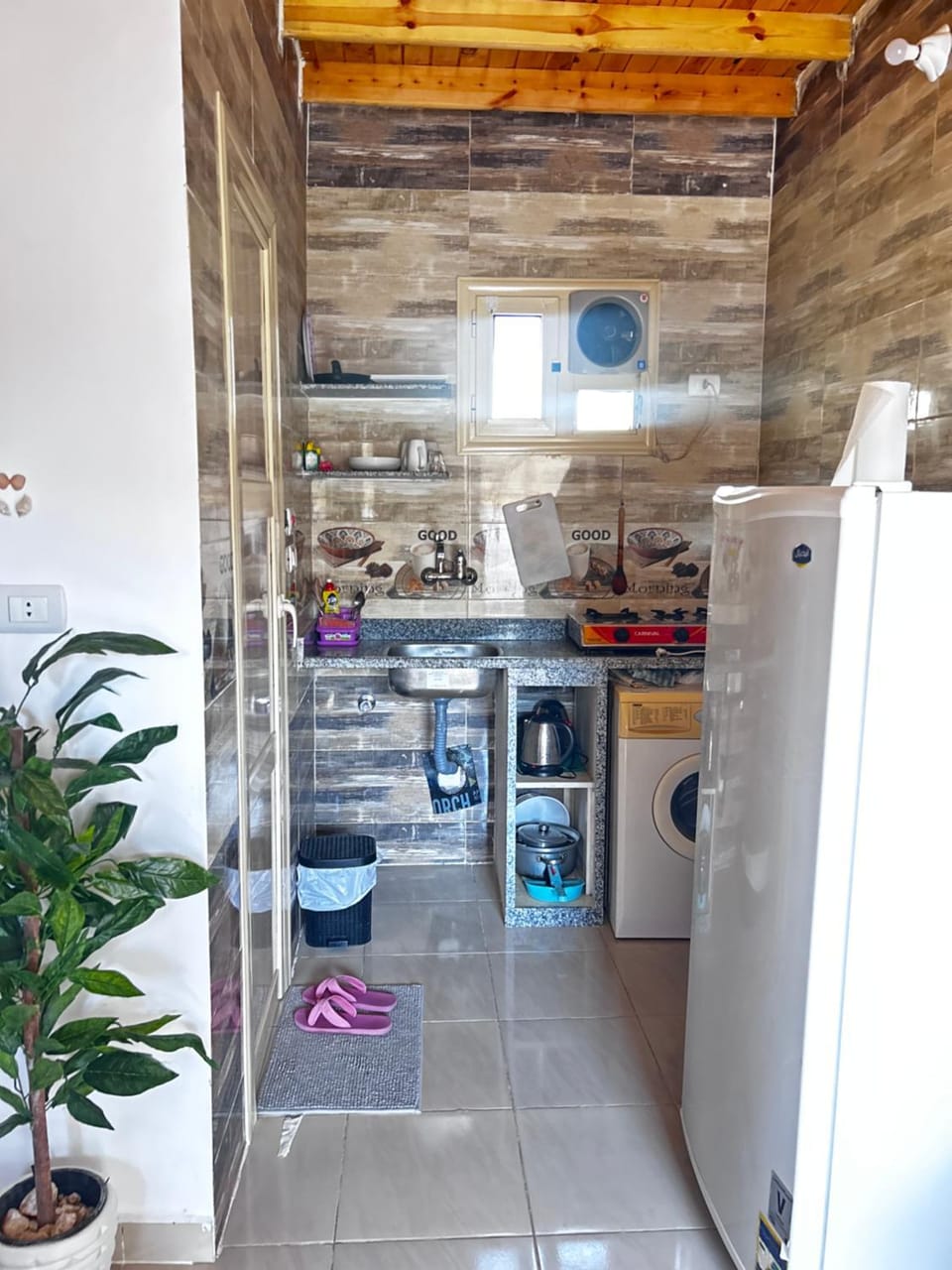 Kitchen or kitchenette, washing machine