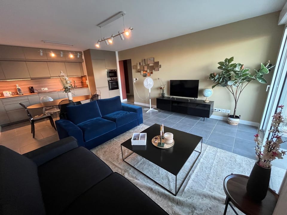 Kitchen or kitchenette, Living room, Dining area