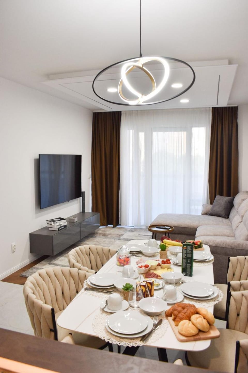 Communal lounge/ TV room, TV and multimedia, Living room, Food and drinks, Seating area, Dining area, Food