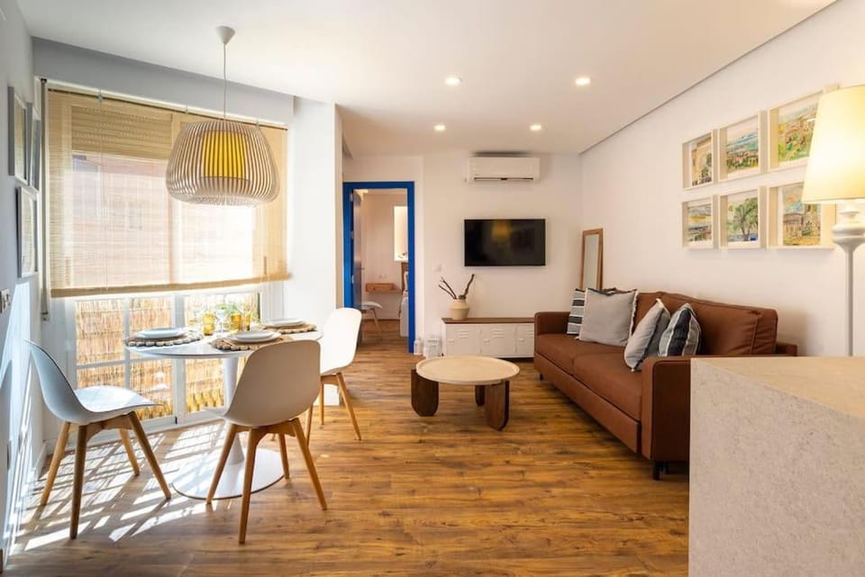 TV and multimedia, Living room, Seating area, Dining area