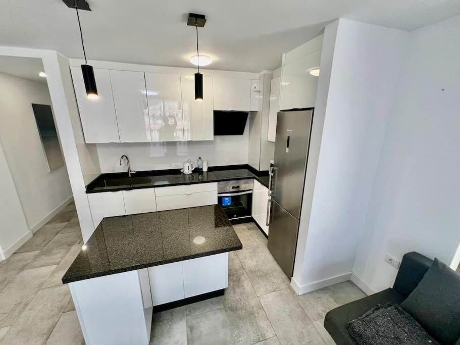 Los Cristianos Oasis, Modern Beachside Duplex Apartment in Los Cristianos