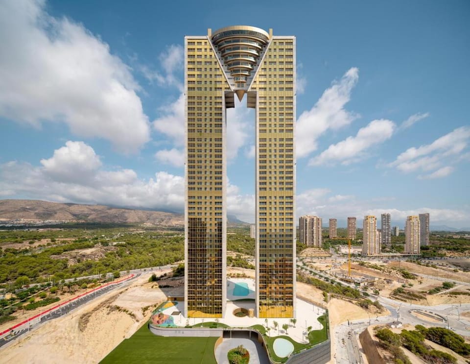 Property building, Natural landscape, Bird's eye view, Balcony/Terrace, City view, Mountain view, Pool view, Swimming pool, Swimming pool, Location
